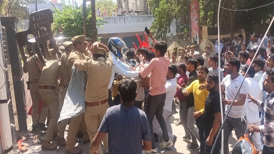 Karni Sena ruckus at residence of SP MP Ramjilal Suman clashed with agra police over Rana Sanga statement
