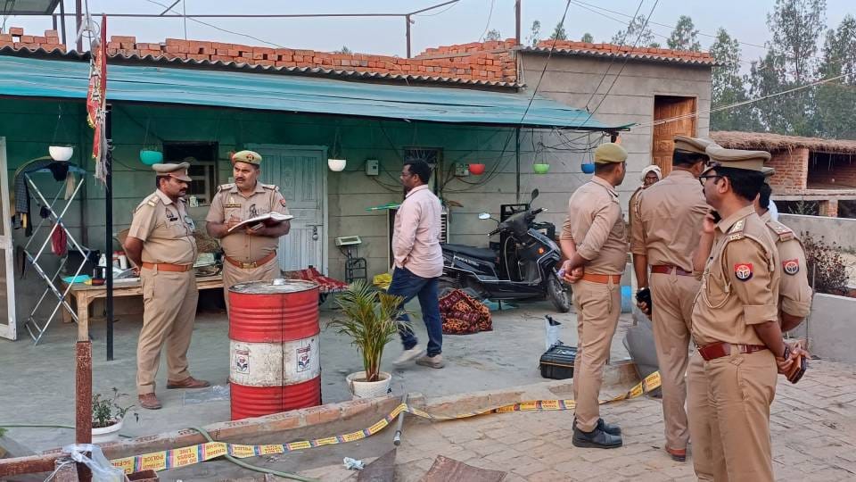miscreants broke into farm house and looted In Barabanki beat up couple and servant after holding them hostage