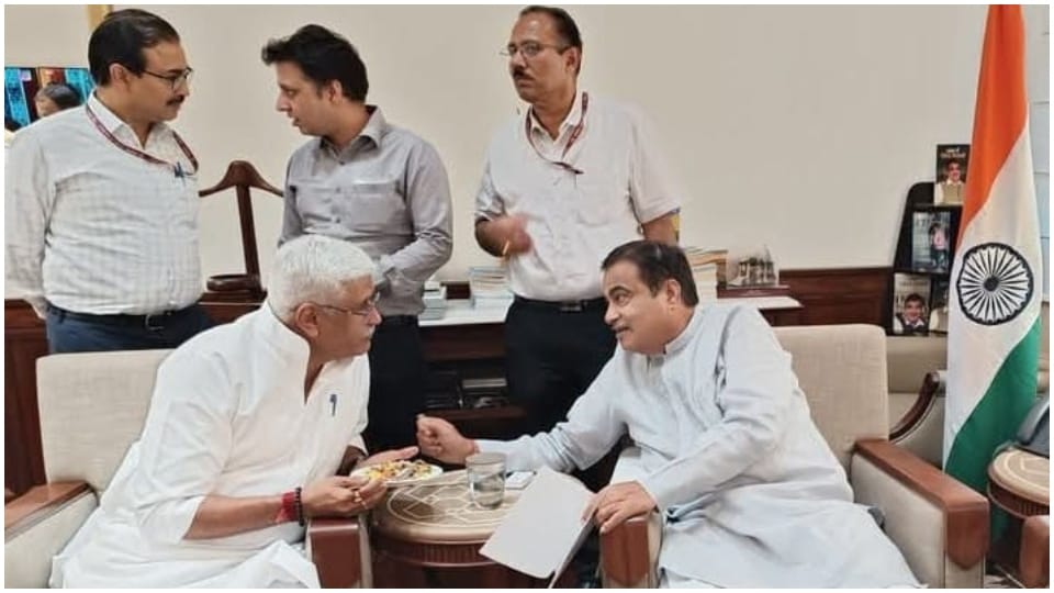 Gajendra Singh Shekhawat met Nitin Gadkari regarding road service development in Rajasthan