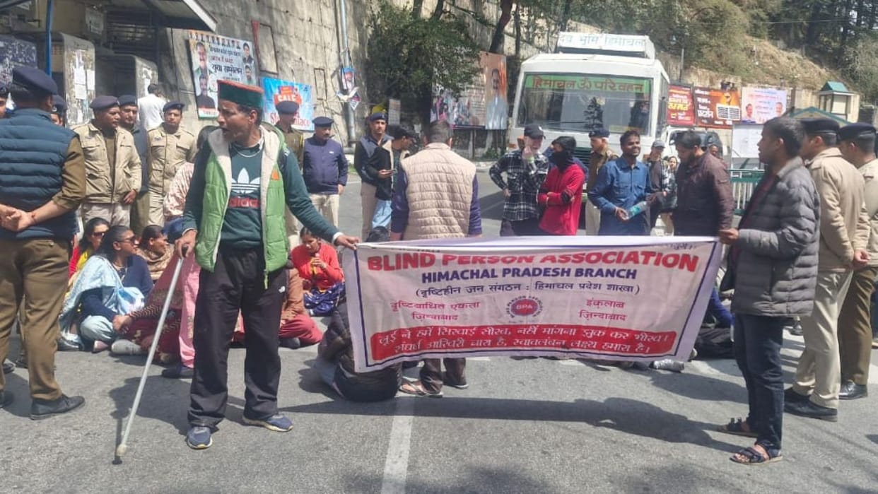 Shimla scuffle between the visually impaired and the police the protester fell into the drain and got injured