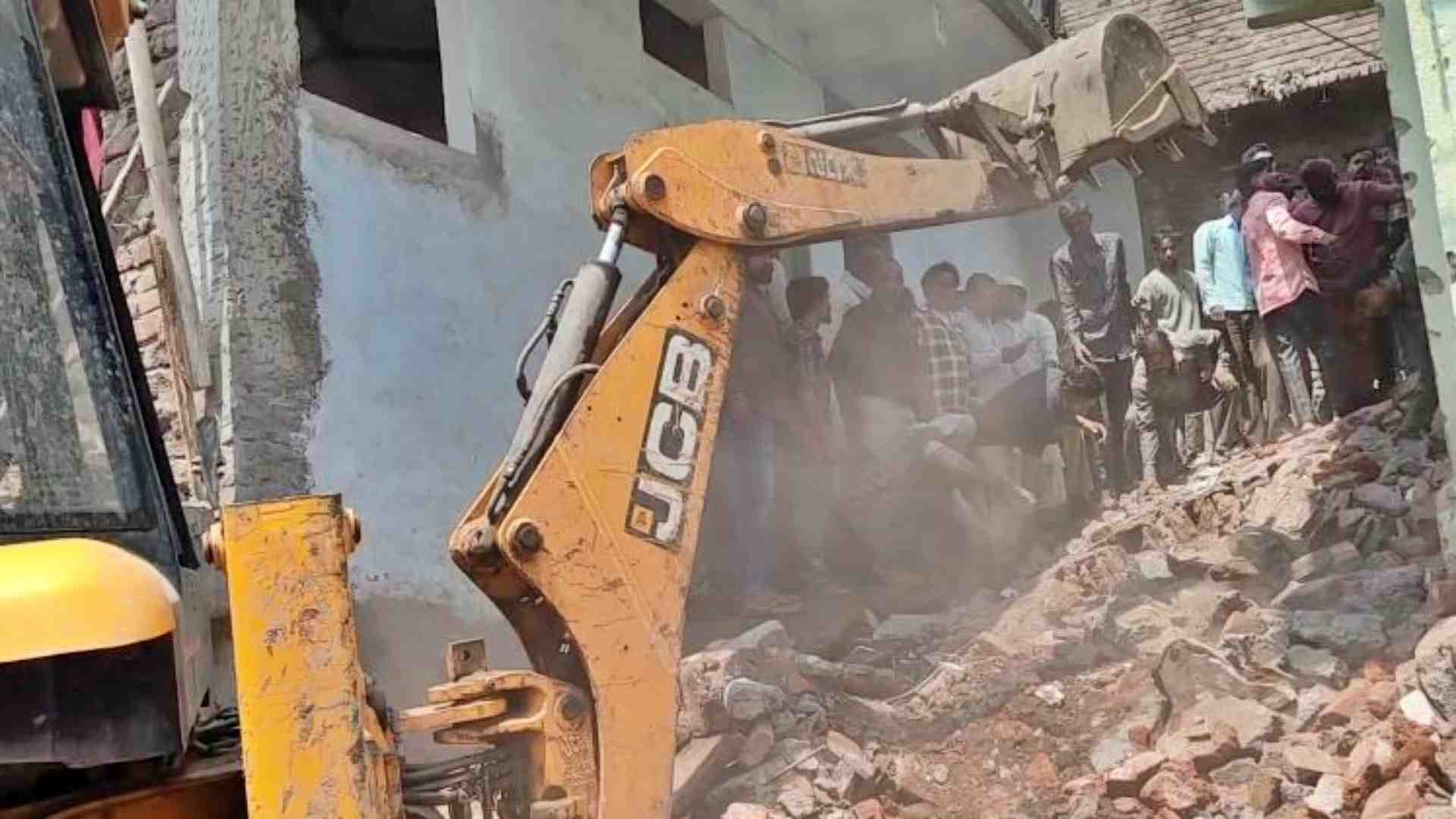 रेस्क्यू के मौके पर पहुंची जेसीबी।
