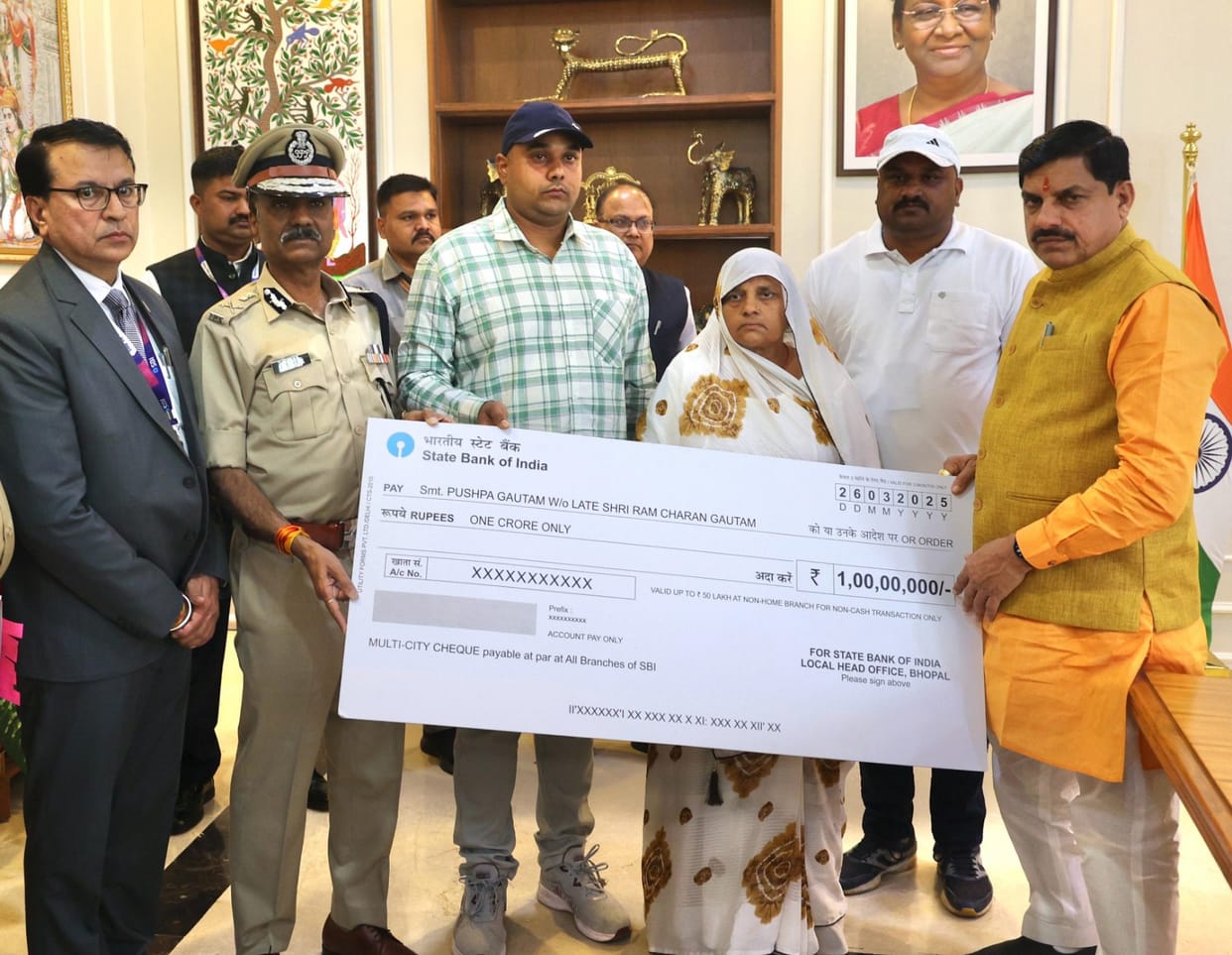 MP News: A cheque of Rs 1 crore was given to the family of Mauganj martyr Gautam, CM said- one member will be