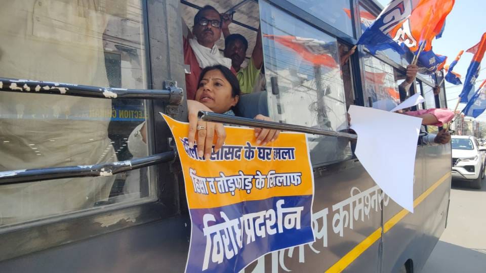 Pallavi Patel protested in Lucknow against attack and violence on SP MP Ramjilal house