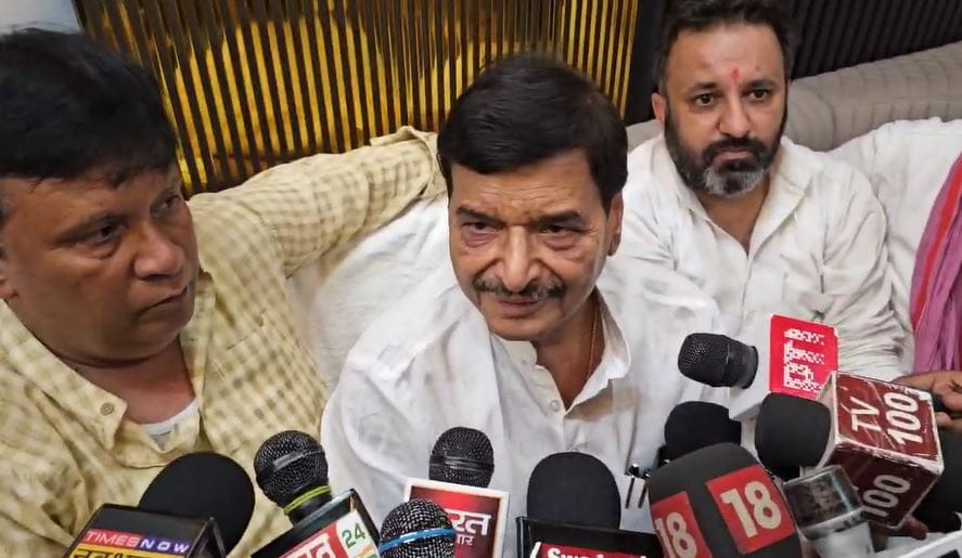 Karni Sena attacks Shivpal Yadav reached SP MP residence huge crowd of supporters police on alert
