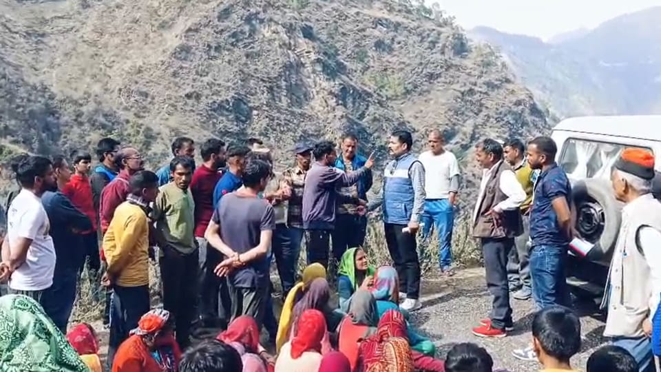 Uttarakhand villagers held contractor hostage in Karnaprayag for doing road Trials without completing work