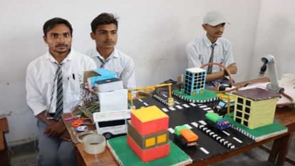 विज्ञान प्रदर्शनी में मॉडल दिखाते छात्र।
