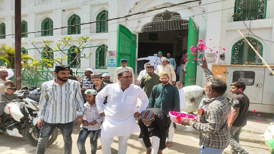 Anil showered flowers on Namazis in sambhal setting an example of mutual harmony