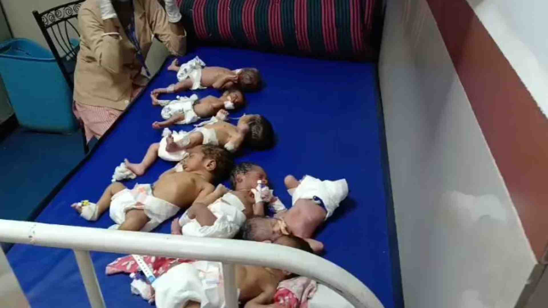 नर्स की देखरेख में नवजात बच्चे।