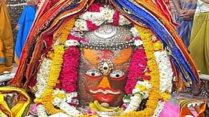 भस्म आरती में त्रिनेत्र स्वरूप में नजर आए बाबा महाकाल।