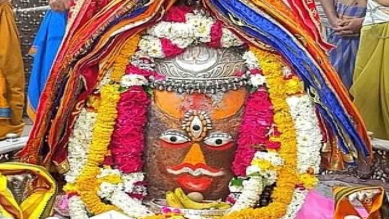 Ujjain Mahakal: Baba Mahakal was seen in the three-eyed form during the Bhasma Aarti