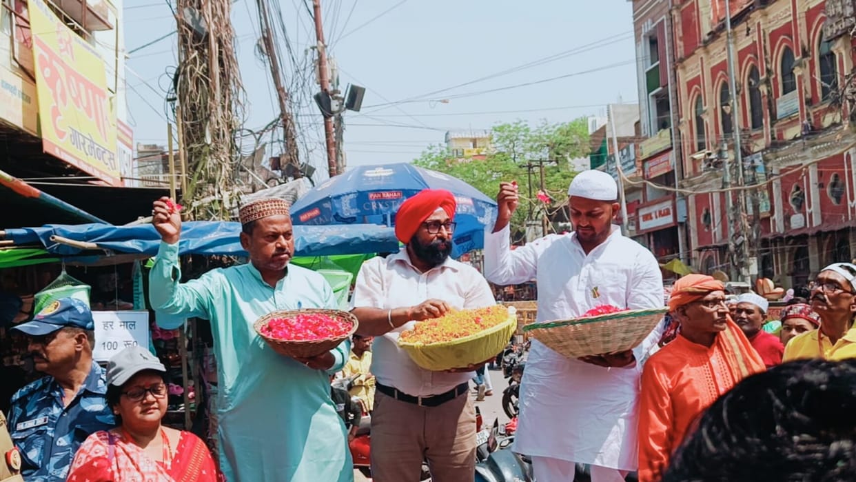Flowers showered on Namazis on Alvida Juma Namaz, message of social harmony given
