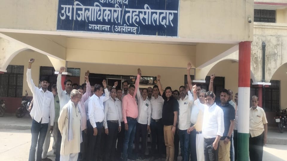 Lawyers protest, shout slogans against Ramji lal Suman