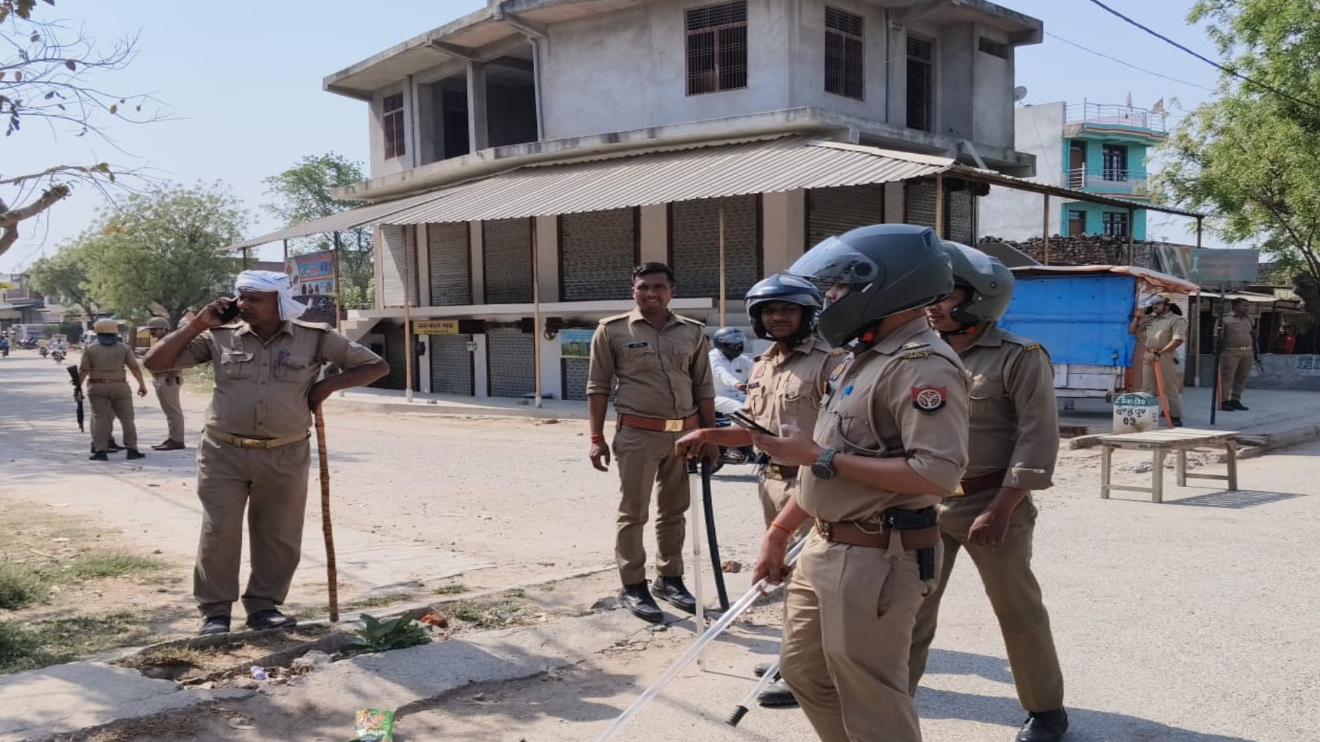 Deputy sp injured in stone pelting of pratāpgarh after girl death