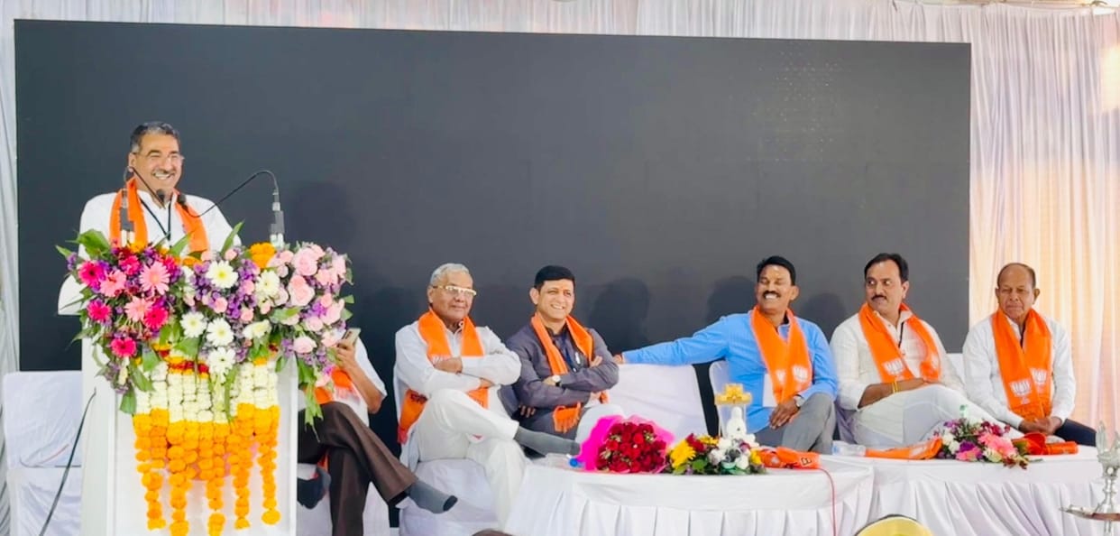 Indore: BJP organization general secretary Hitanand Sharma asked the councilors - who adopts Swadeshi?