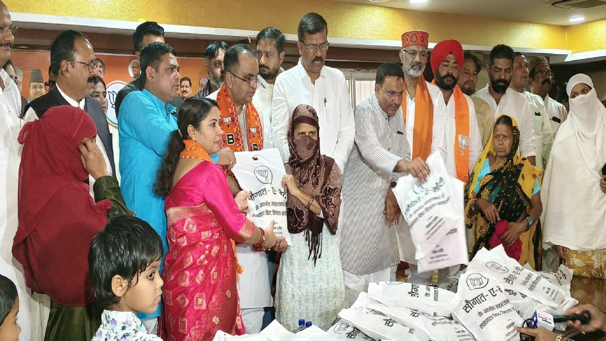 BJP presented gift kits to 150 women and children of Muslim community in 'Saugat-e-Modi' program in Raipur