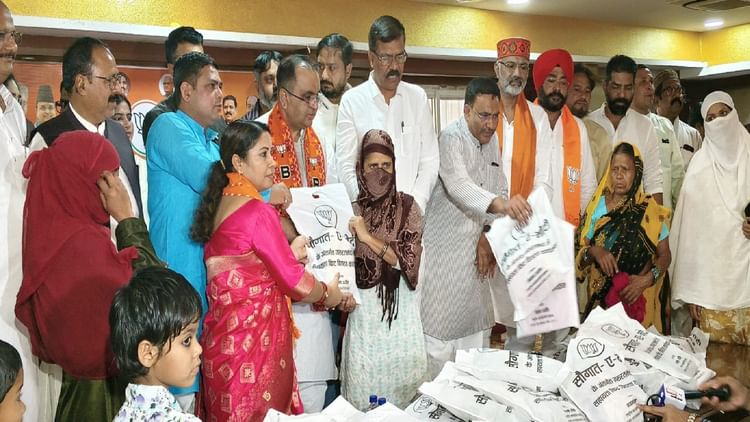 Raipur: भाजपा ने 'सौगात-ए-मोदी' कार्यक्रम में मुस्लिम समुदाय के 150 महिलाओं और बच्चों को सौगात किट भेंट की