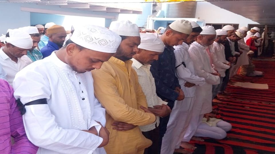Protest against Wakf Amendment Bill, read namaz wearing black band