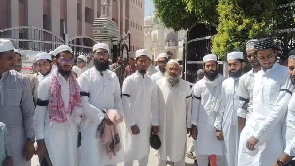 Deoband: Sloganeering after the Alvida Juma Namaaz in the district, people tied black bands and protested