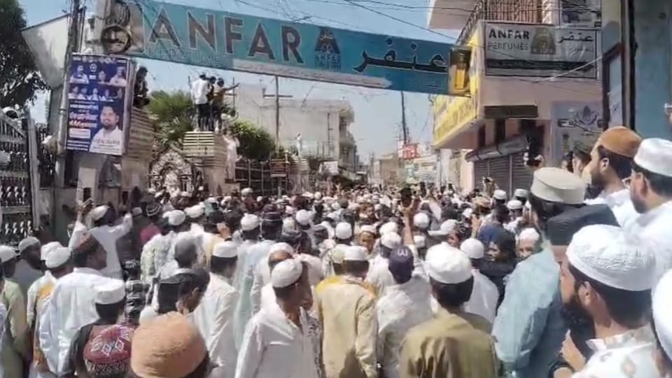Deoband: Sloganeering after the Alvida Juma Namaaz in the district, people tied black bands and protested