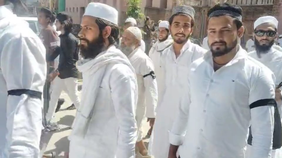 Black bands were tied during namaz, notices were sent