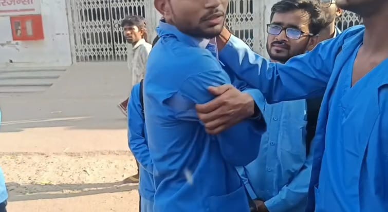 Non PG JR and paramedical staff fight in Hallet Principal pacifies the matter by explaining