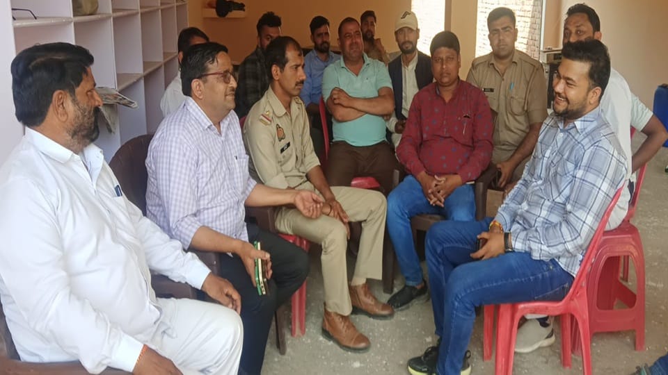 Protest against SP leader MP Ramji Lal Suman in Hathras