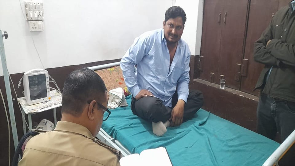 Miscreants beat up a farmer in a car