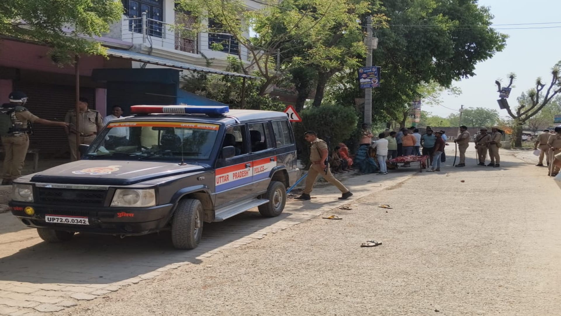 Deputy sp injured in stone pelting of pratāpgarh after girl death