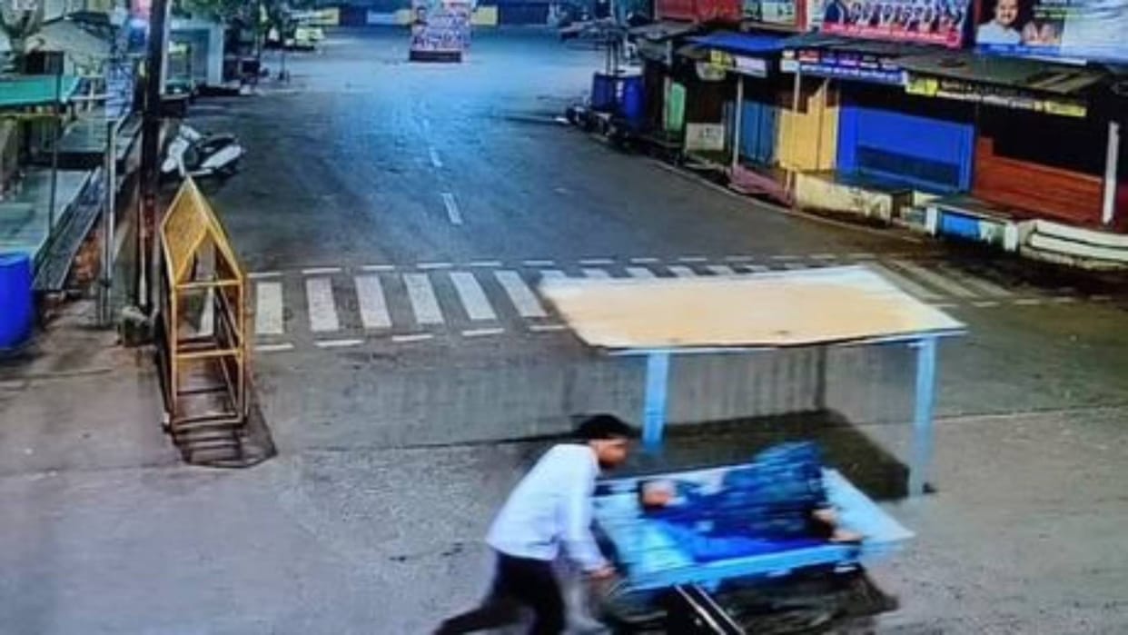 Ratlam Turned away from hospital twice third time delivery took place on way taking pregnant woman on cart