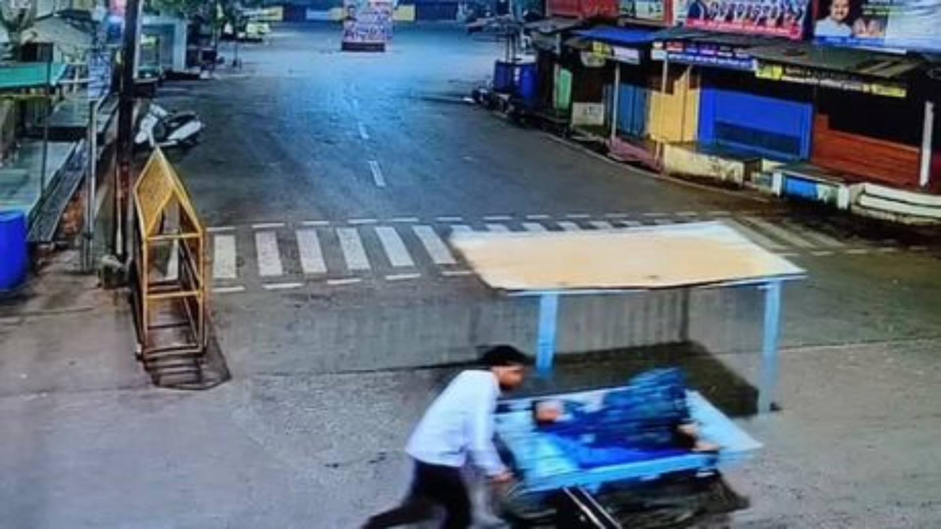 प्रसूता को ठेले पर ले जाते हुए