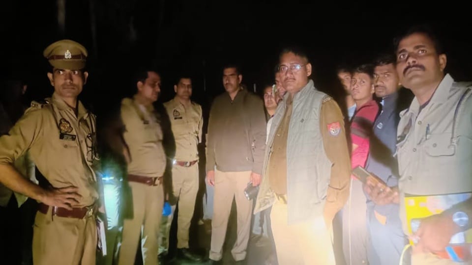 Hasanpur News: Tractor angle entered stomach of bike rider, he died, family members blocked road