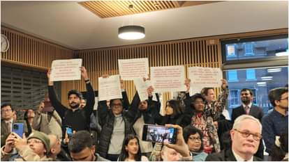 ऑक्सफोर्ड विवि में ममता बनर्जी को पोस्टर दिखाते स्टूडेंट फेडरेशन के सदस्य।