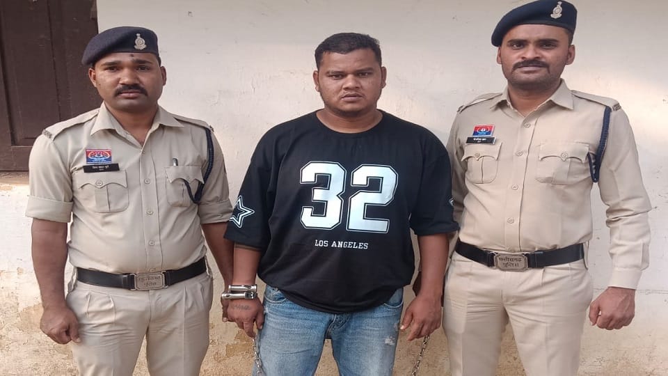 पुलिस की गिरफ्त में आरोपी