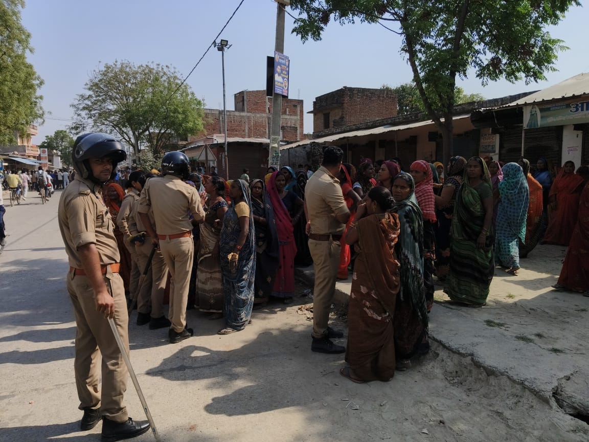 Deputy sp injured in stone pelting of pratāpgarh after girl death