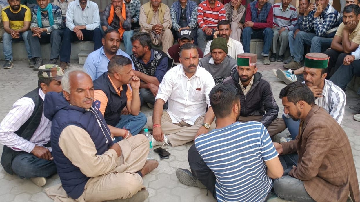 Himachal Sirmaur Dispute arises over inter-caste marriage protest outside the police station