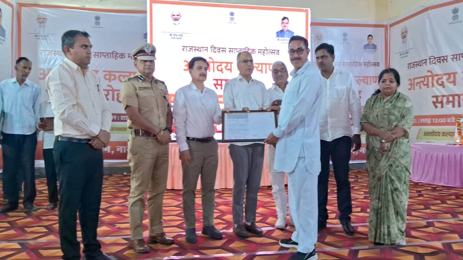मंत्री कन्हैयालाल चौधरी सहित अन्य लोग