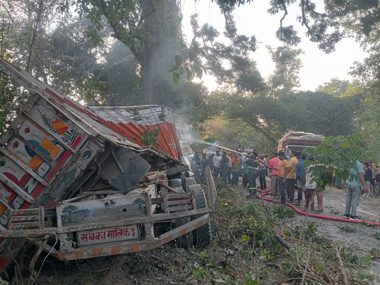 Sultanpur: Truck loaded with cement collided with a tree, caught fire; two died on the spot and two seriously