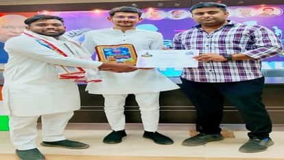 Satyajit Shende secured first place in the state in Young India Bol Season 5 in Bhatapara