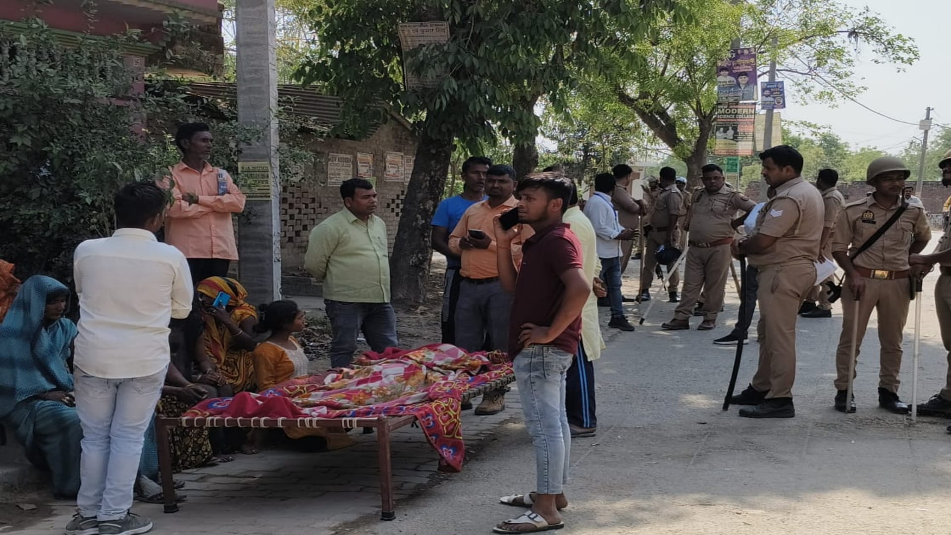 Deputy sp injured in stone pelting of pratāpgarh after girl death
