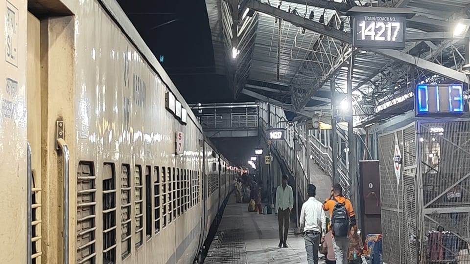 Passengers missed train due to wrong coach attached in Unchahar Express