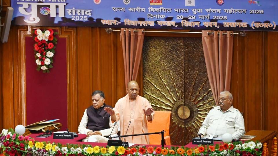 CM Yogi welcomed youth in Vidhan Bhavan during Developed India Youth Parliament Festival