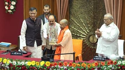 CM Yogi welcomed youth in Vidhan Bhavan during Developed India Youth Parliament Festival
