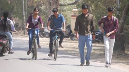 बीएचयू परिसर में जाते छात्र।