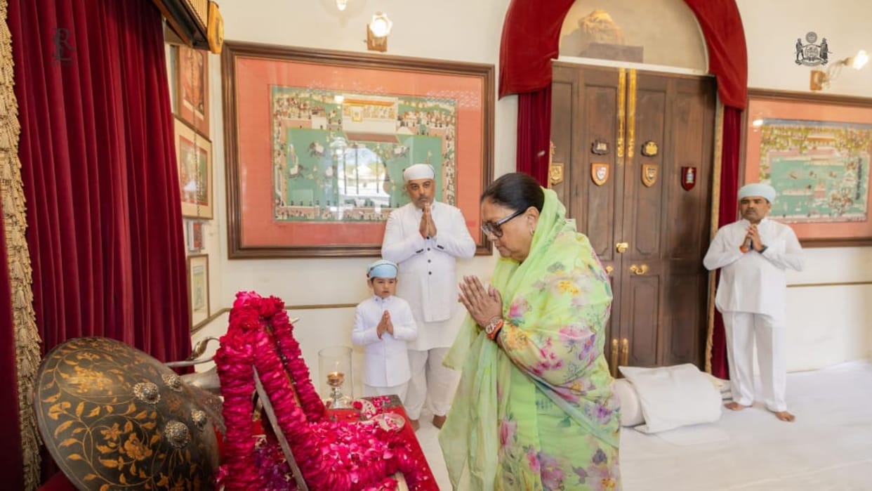 Former CM Vasundhara Raje arrived to pay tribute to Arvind Singh Mewar
