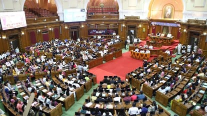 CM Yogi welcomed youth in Vidhan Bhavan during Developed India Youth Parliament Festival