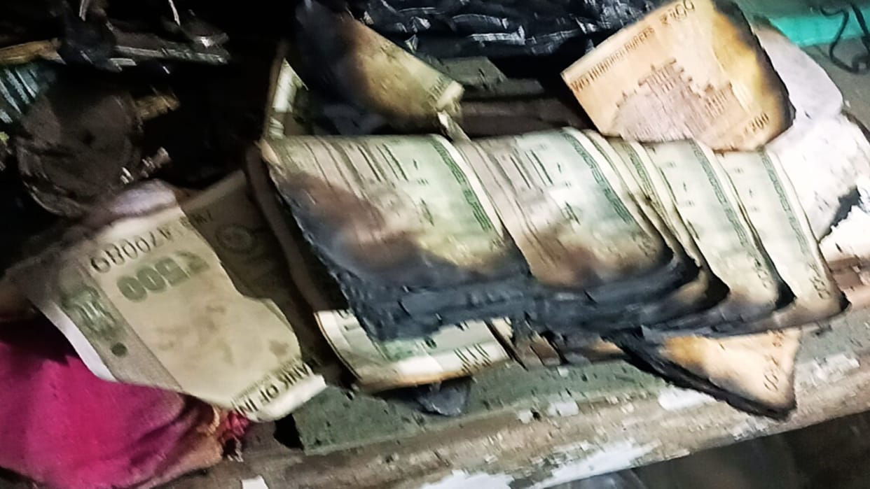 Fire broke out in Gandhi Ashram Varanasi goods worth lakhs including cash destroyed