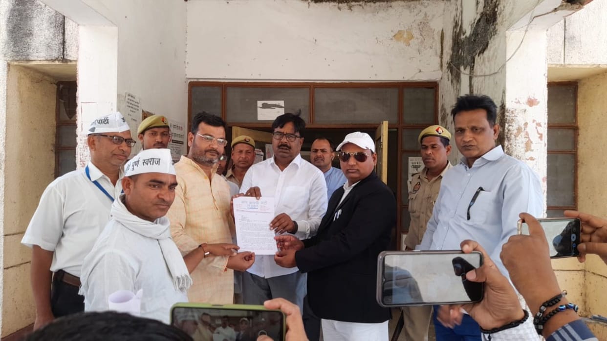 AAP workers protest submit memorandum against liquor policy say liquor scam happened in UP