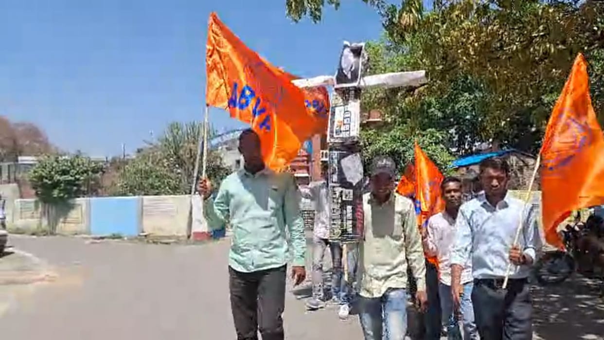 ABVP workers burnt the effigy of MP Ramji Lal Suman