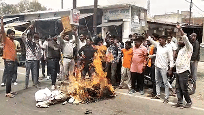 अखिलेश यादव का पुतला फूंकते बजरंग दल कार्यकर्ता