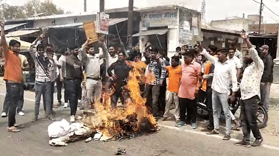 Bajrang Dal burnt the effigy of Akhilesh Yadav